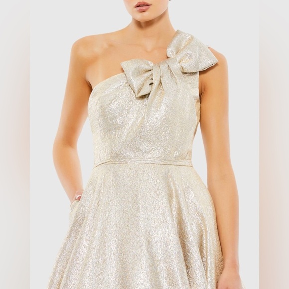 Mac Duggal
Bow One Shoulder Sleeveless Metallic Ball Women's Gown Size 4 - Picture 2 of 5